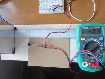 反射板の距離と出力電圧を測ります