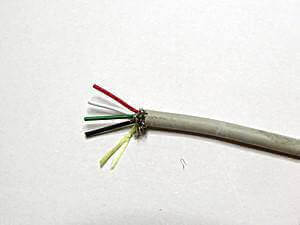 中には4本の線があり、5V電源は2本から