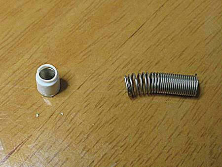 組み立てには使わないスプリング