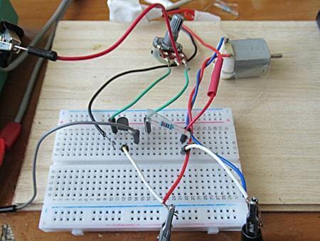 ブレッドボードに回路を組みました