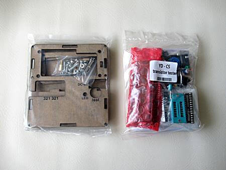 ケース板とパーツが入っています。