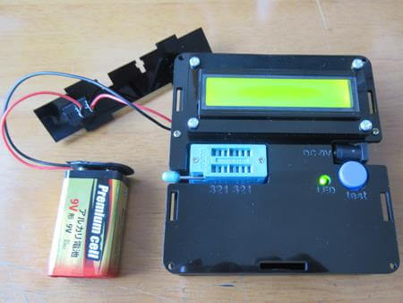 スイッチを入れると、ディスプレーとLEDが点灯します