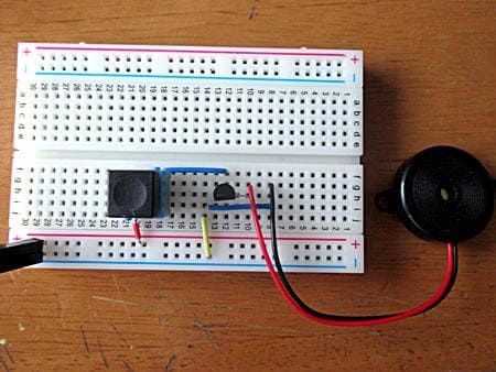 圧電スピーカ回路をブレッドボードに組む