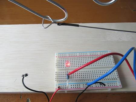 アルミ線に接触するとLEDが光ります