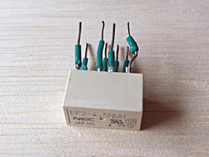 足を加工した、ここで使ったNEC製マイクロリレー