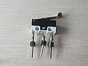 ここで使ったC接点スイッチ 足加工済み