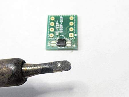 頭の平らなコテを使います