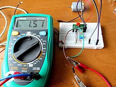 モーターをテスターに変えて出力電圧測定