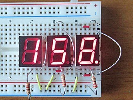 抵抗1つで3つの7セグLEDを点灯した様子
