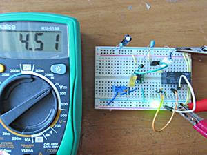 電圧が設定値より低いと点灯