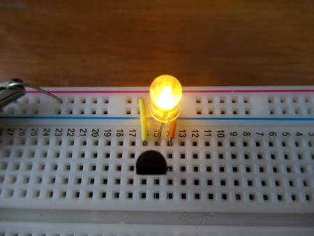 黄色のLEDを点灯してみます