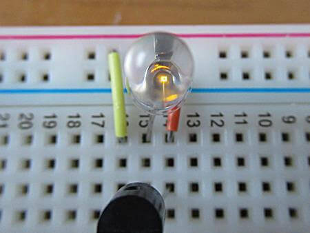 1.6Vでようやく光り始めました