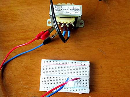 交流で点灯させいる様子