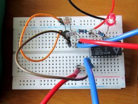 リレーを使った夜間点灯回路をブレッドボードに組んでみた