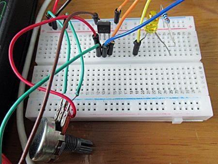 LED回路をブレッドボードで組んでいます