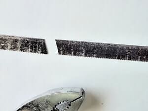 曲げると折れます